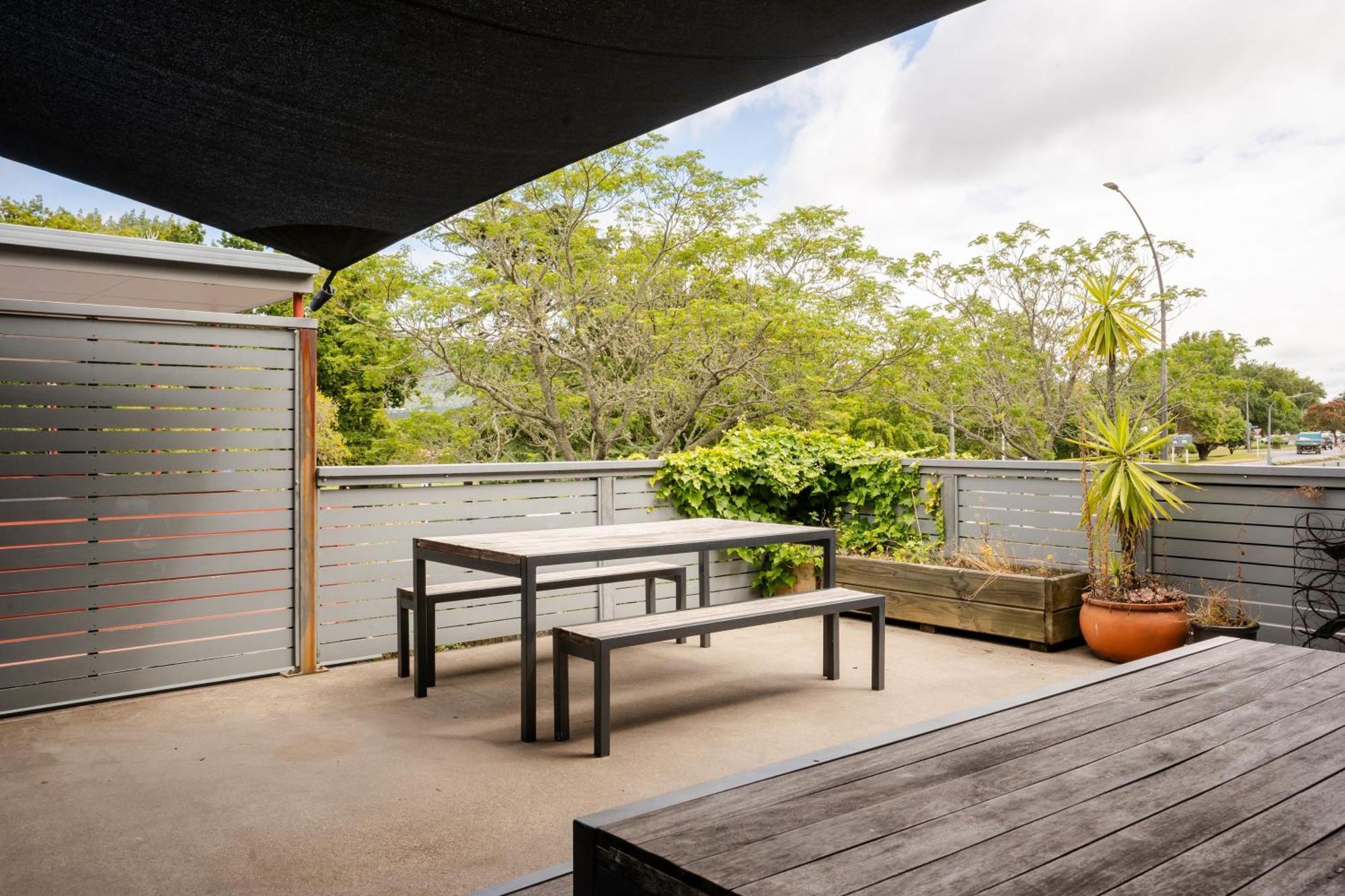 Haka House Rotorua Pansiyon Dış mekan fotoğraf A rooftop terrace in Brisbane, Australia