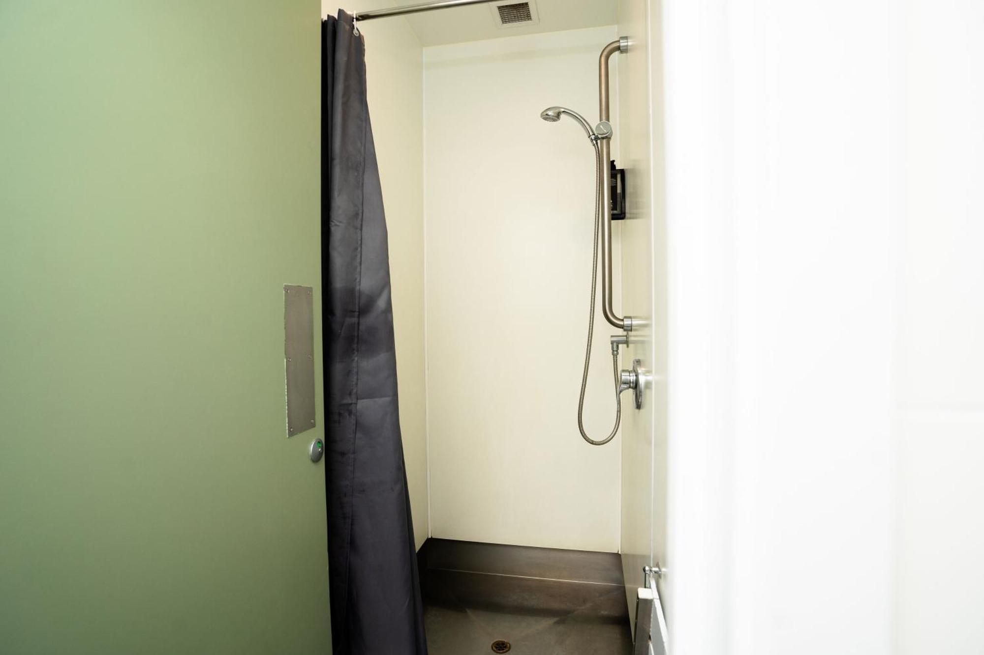 Haka House Rotorua Pansiyon Oda fotoğraf A shower cubicle