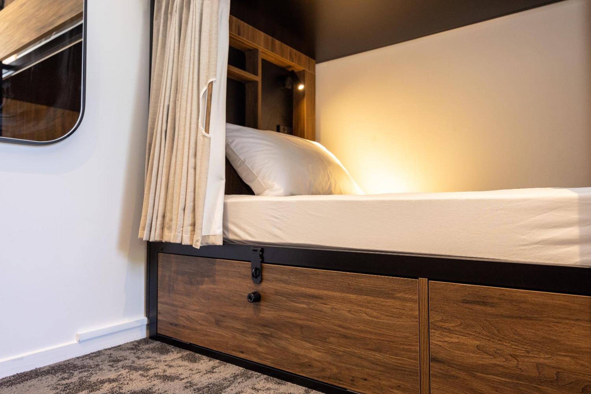 Haka House Rotorua Pansiyon Dış mekan fotoğraf A capsule bed