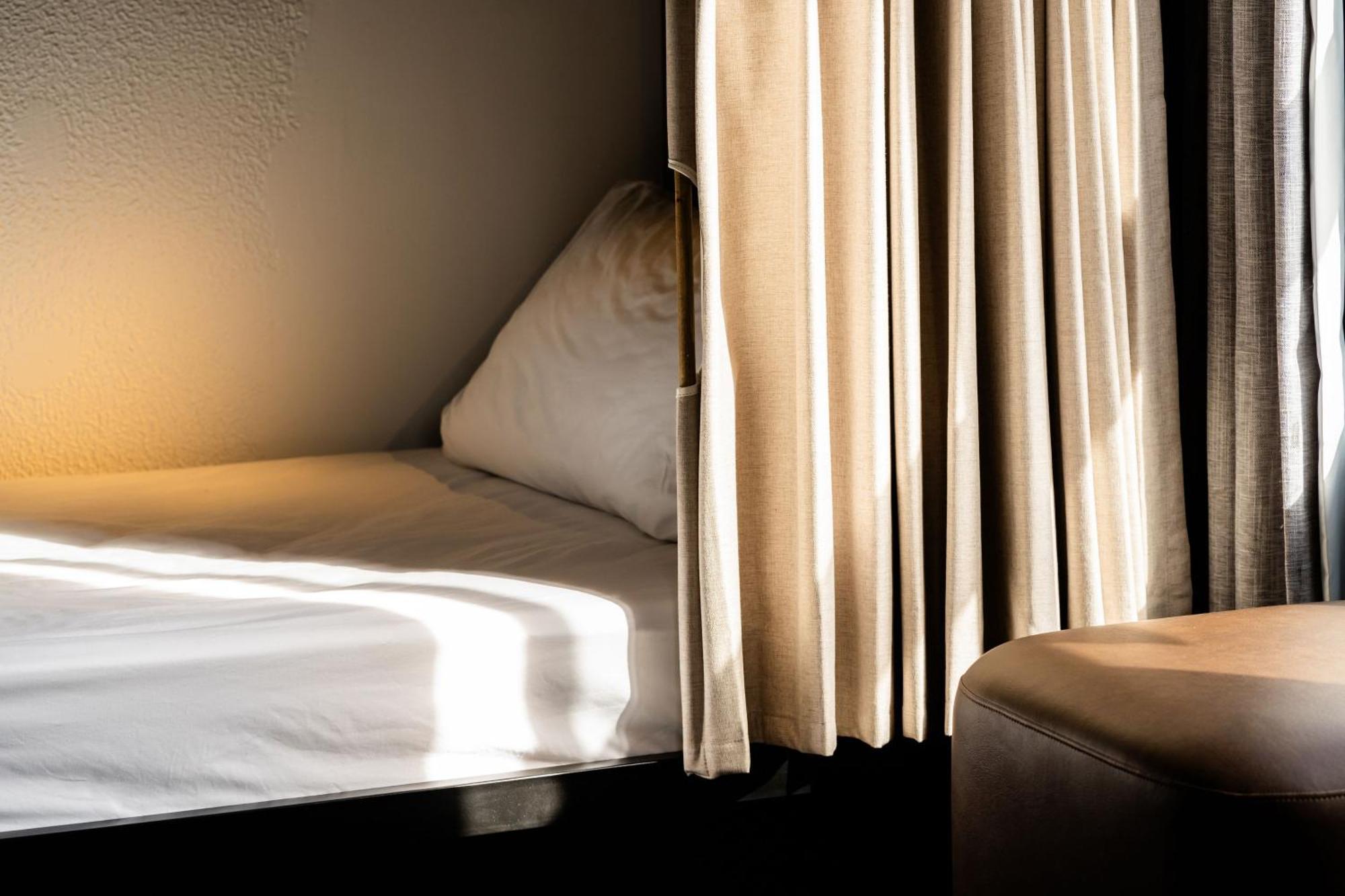 Haka House Rotorua Pansiyon Dış mekan fotoğraf A bed