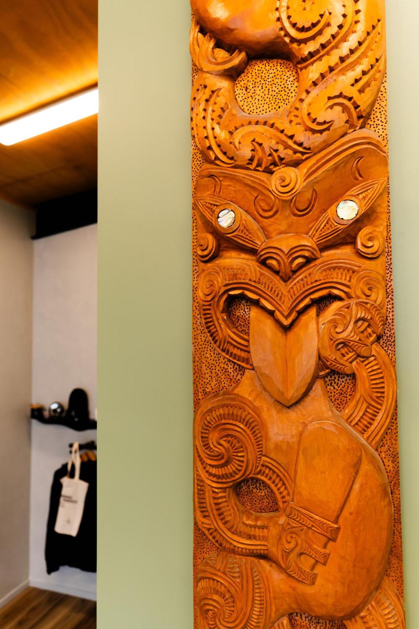 Haka House Rotorua Pansiyon Dış mekan fotoğraf A pounamu carving