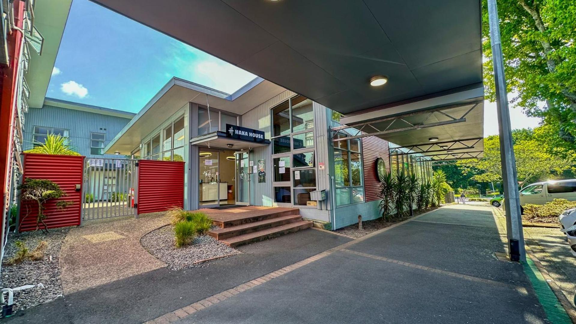 Haka House Rotorua Pansiyon Dış mekan fotoğraf The main entrance of the school
